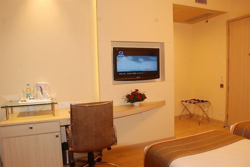 Sarovar Portico Naraina, Hotel New Delhi Exterior photo