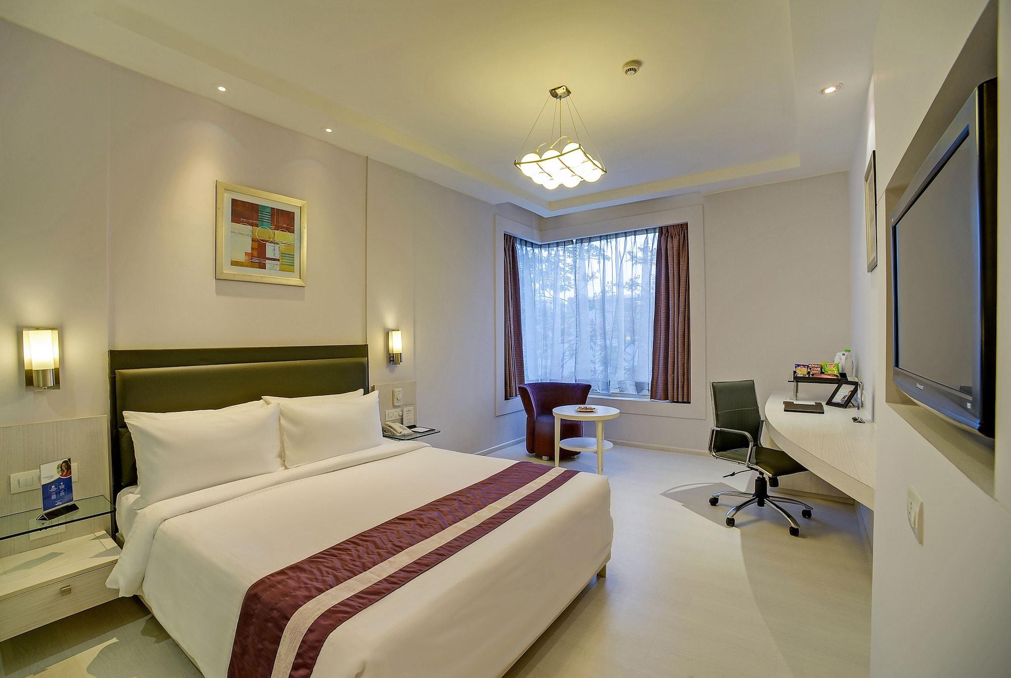 Sarovar Portico Naraina, Hotel New Delhi Exterior photo