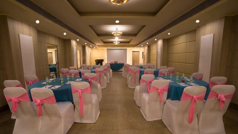 Sarovar Portico Naraina, Hotel New Delhi Exterior photo