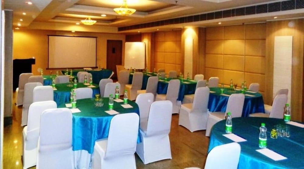 Sarovar Portico Naraina, Hotel New Delhi Exterior photo
