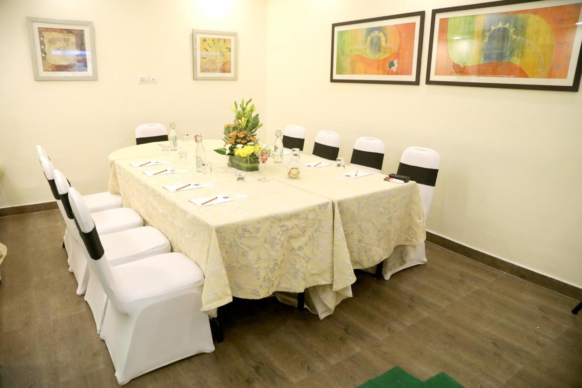 Sarovar Portico Naraina, Hotel New Delhi Exterior photo
