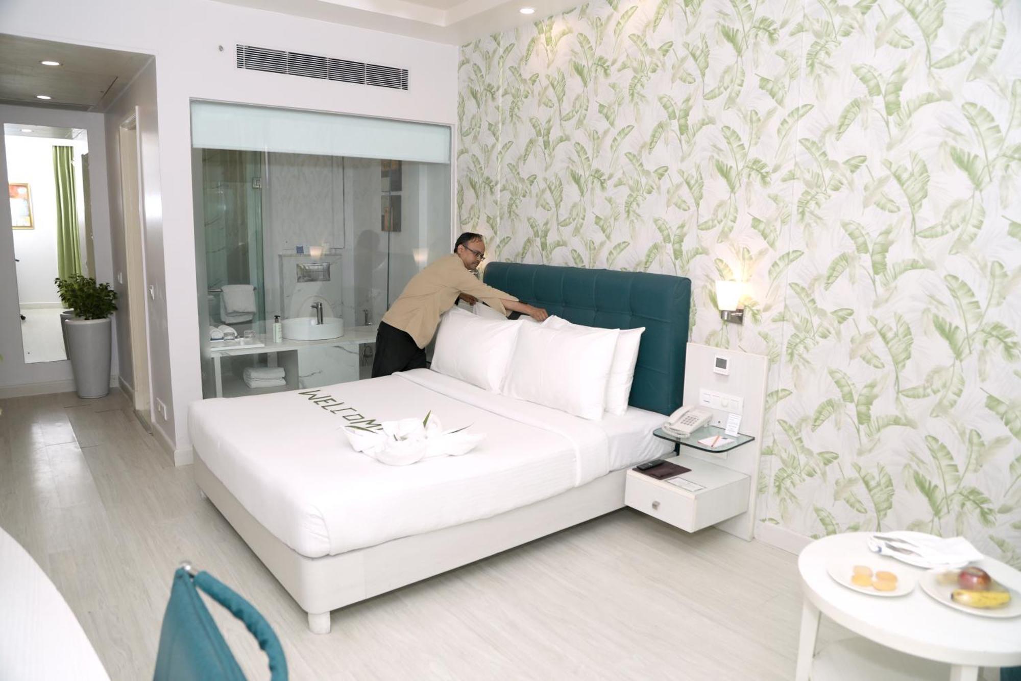 Sarovar Portico Naraina, Hotel New Delhi Exterior photo