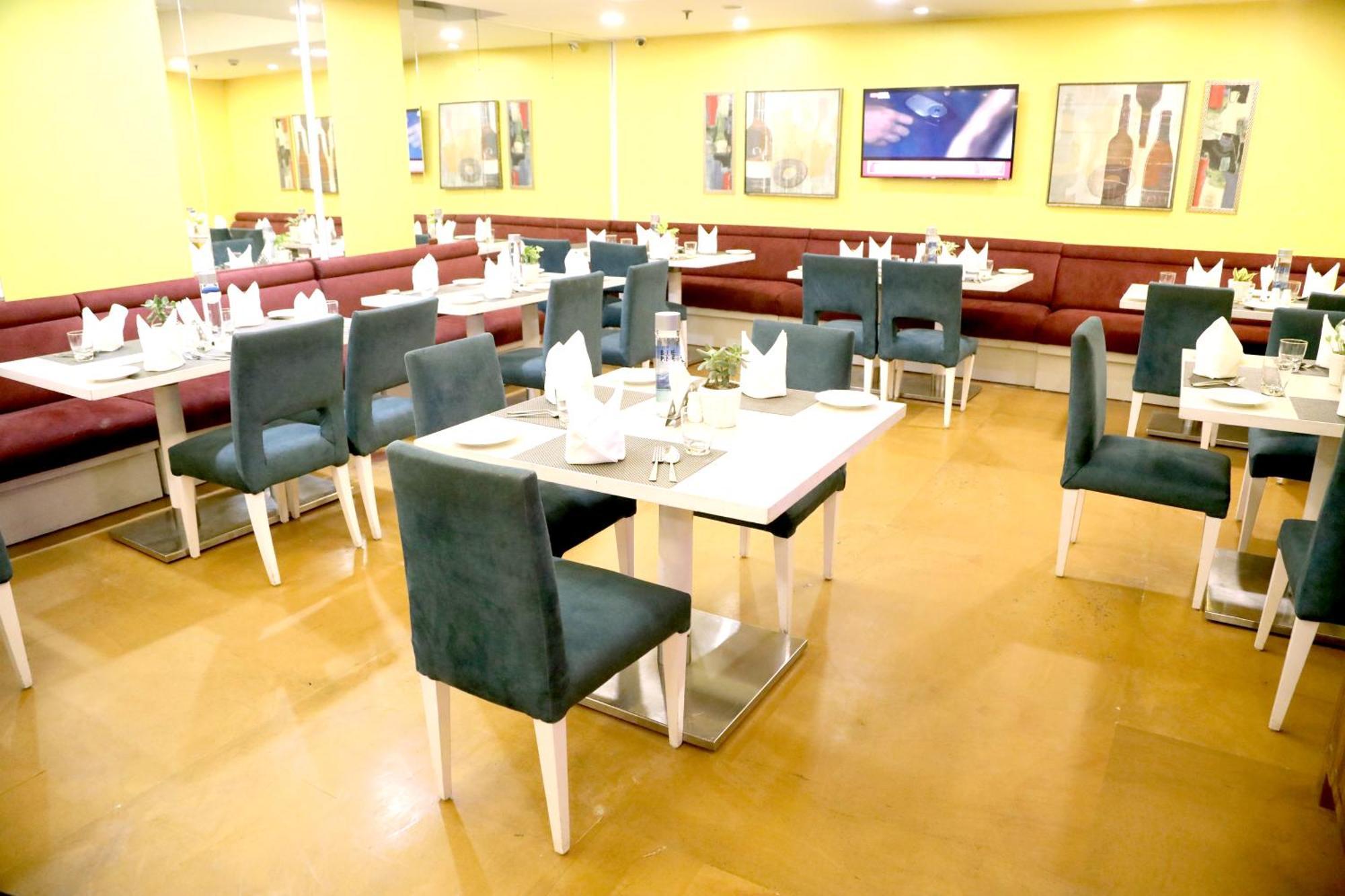 Sarovar Portico Naraina, Hotel New Delhi Exterior photo