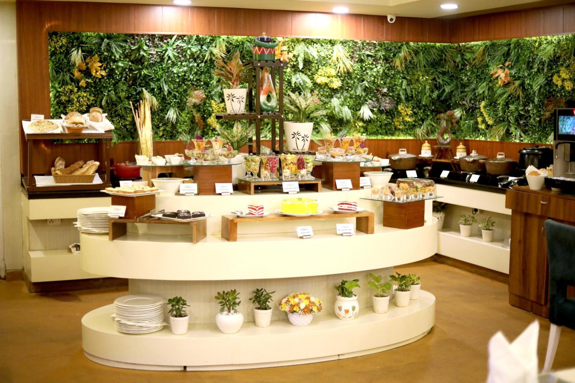 Sarovar Portico Naraina, Hotel New Delhi Exterior photo