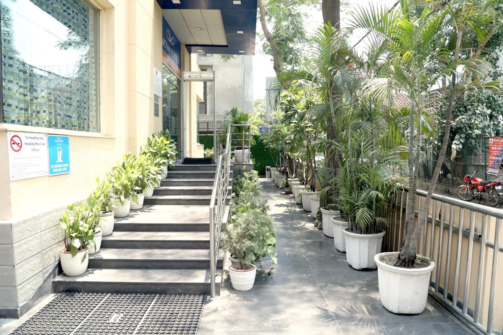 Sarovar Portico Naraina, Hotel New Delhi Exterior photo