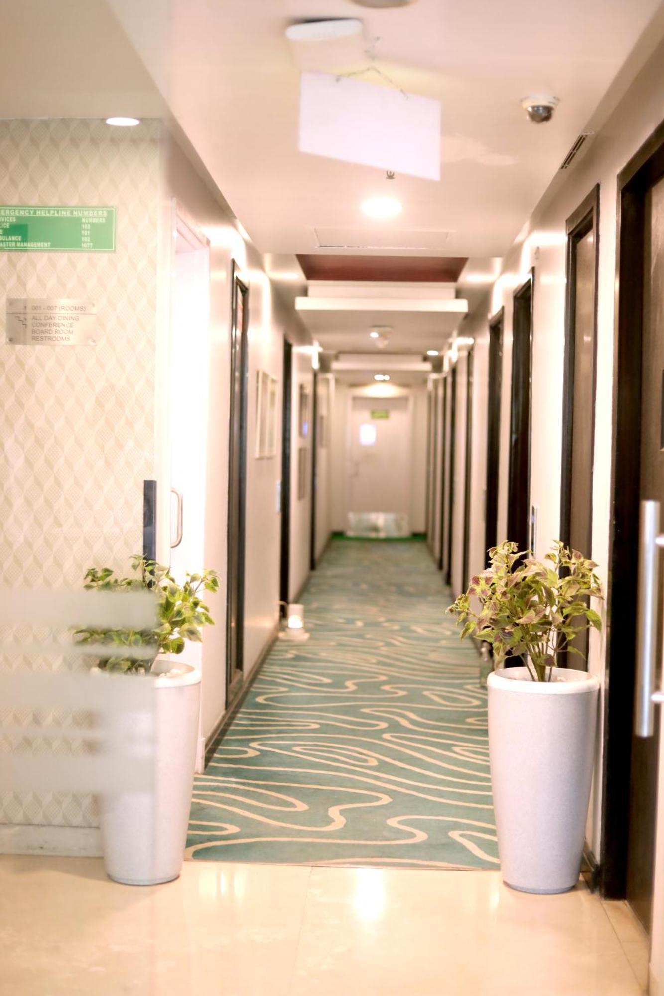 Sarovar Portico Naraina, Hotel New Delhi Exterior photo