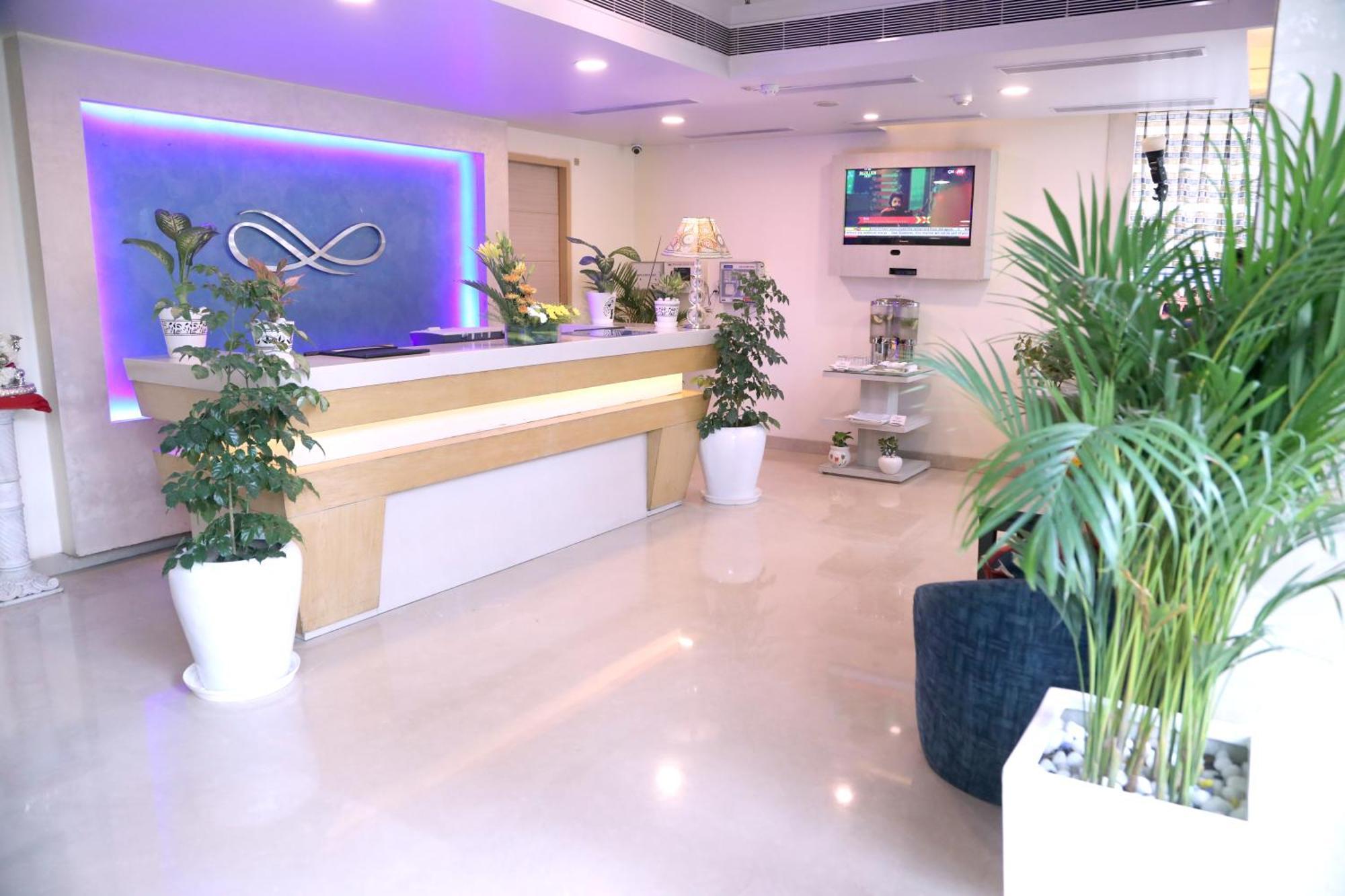 Sarovar Portico Naraina, Hotel New Delhi Exterior photo