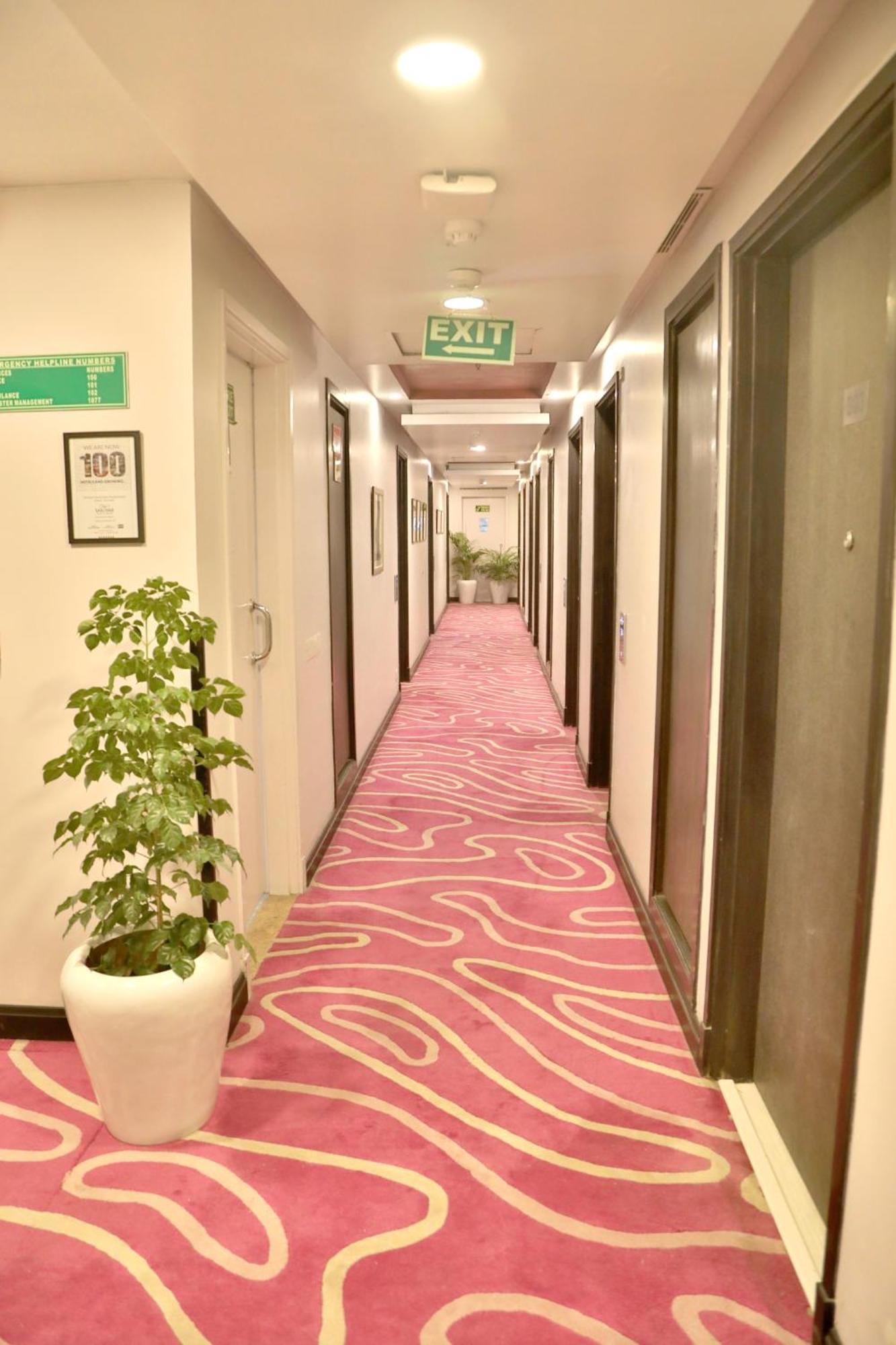 Sarovar Portico Naraina, Hotel New Delhi Exterior photo