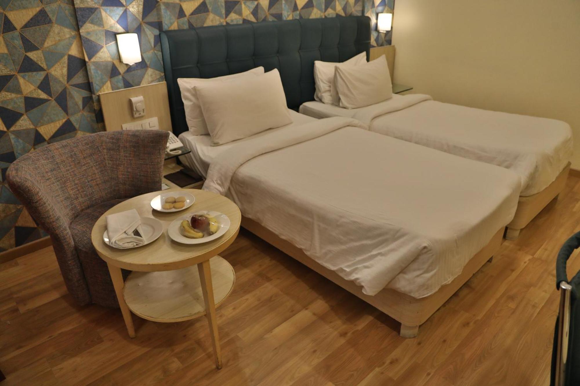 Sarovar Portico Naraina, Hotel New Delhi Exterior photo
