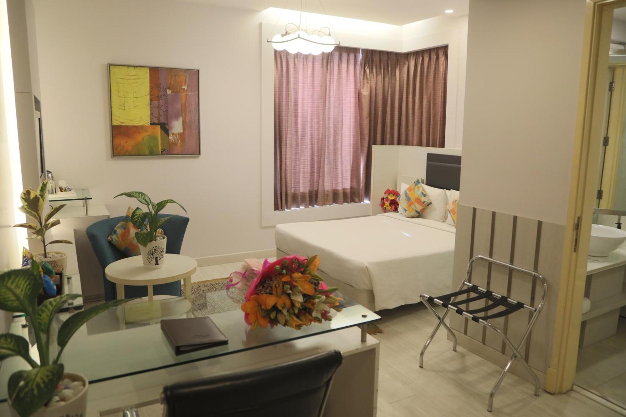 Sarovar Portico Naraina, Hotel New Delhi Exterior photo