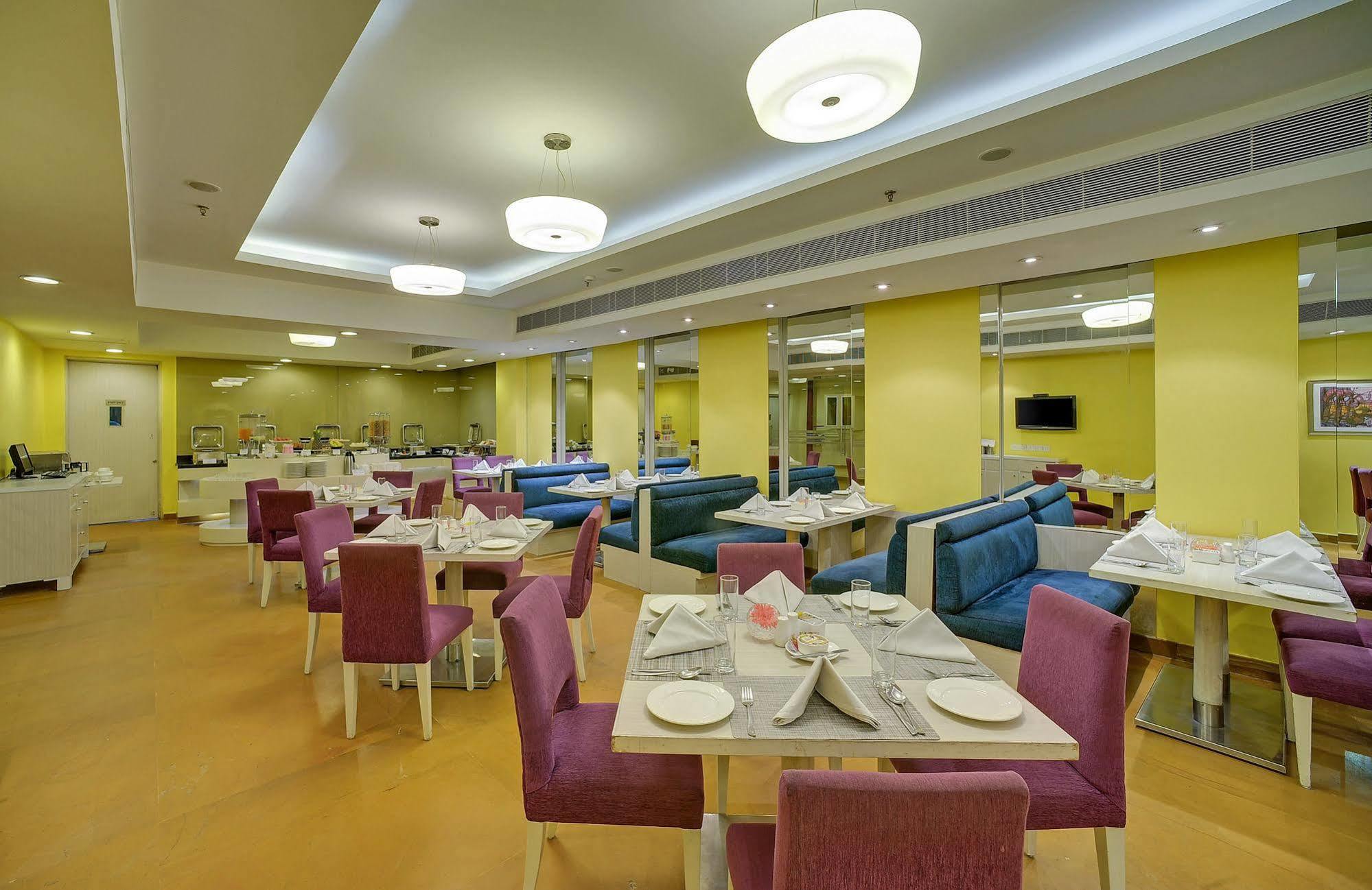Sarovar Portico Naraina, Hotel New Delhi Exterior photo