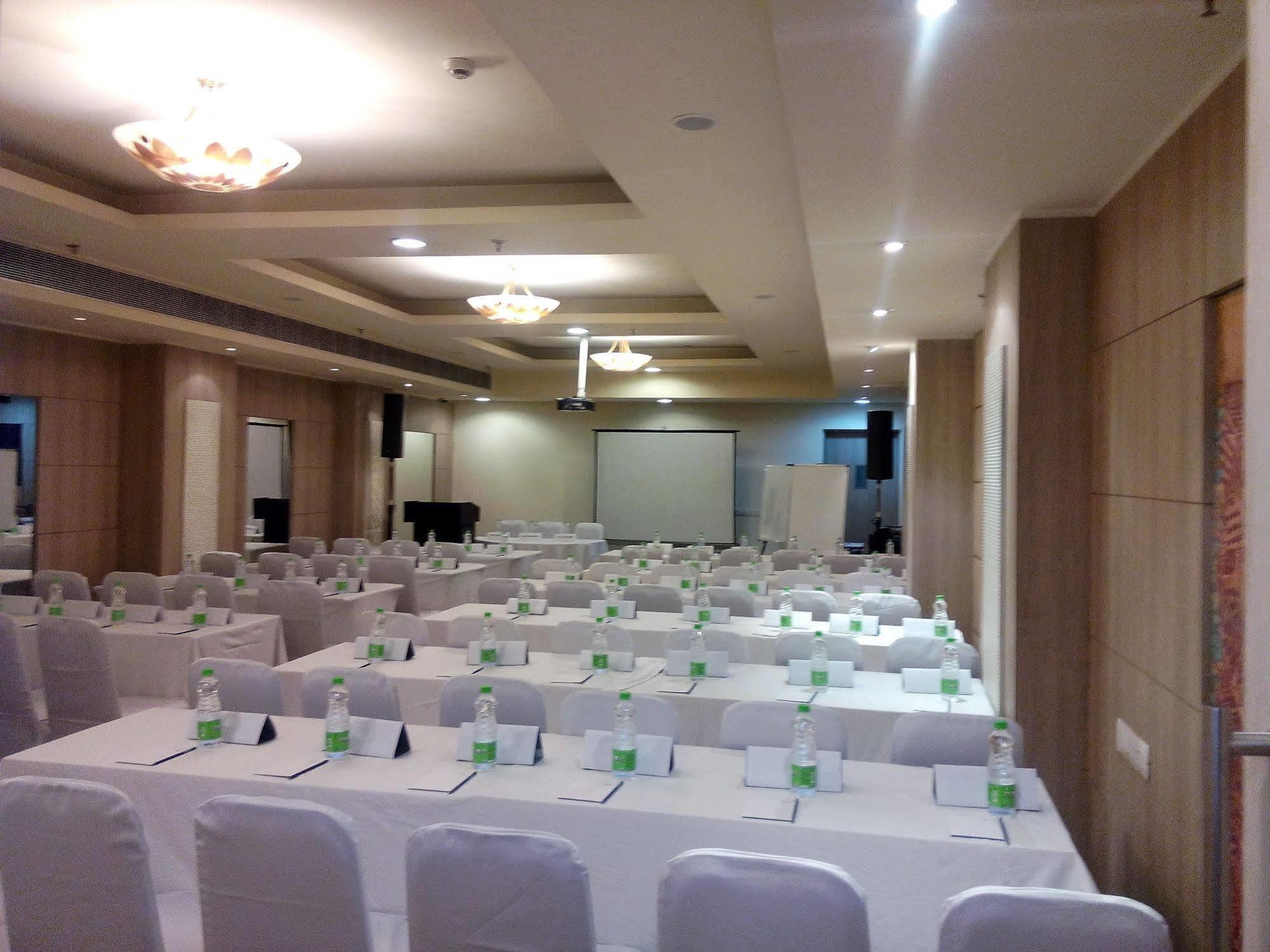 Sarovar Portico Naraina, Hotel New Delhi Exterior photo